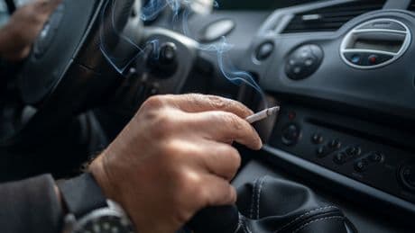 Rauchen im Auto: In diesen Nachbarländern ist es unter Strafe verboten
