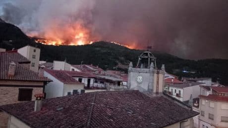 Incendios en España, en directo | Otra noche de lucha contra el fuego sin control en Ávila, Extremadura y Pontevedra