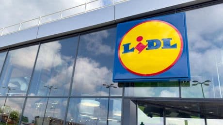 En raflant près de 20 magasins Auchan, Lidl poursuit son offensive en France