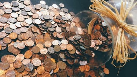Dons aux associations: une progression de 1,9% en 2024 mais un net recul en fin d'année