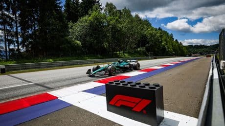 Cuando Alonso tiene un coche "desconectado" y Sainz no puede dar ni una curva buena