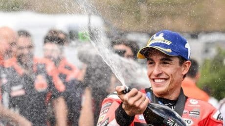 Marc Márquez esquiva la presión para ganar el sprint de Brno