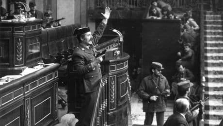 Los siete años que trajeron la democracia a España: un camino frágil, improvisado y lleno de peligros