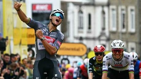 Tour de France 2025: Van der Poel trionfa a Boulogne-sur-Mer e conquista la maglia gialla. Jonathan Milan litiga e si prende un telefono in faccia