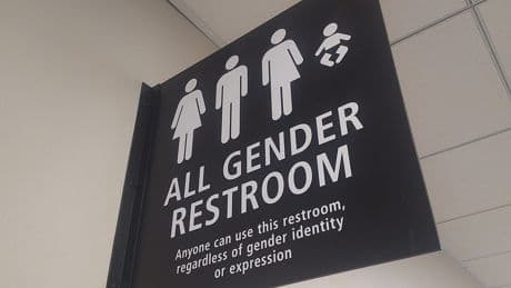 La histórica sentencia del Reino Unido frena la deriva trans: los baños volverán a estar separados por sexo biológico