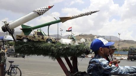 Israel y Estados Unidos responden a los ataques hutíes con bombardeos contra el puerto yemení de Hodeidah