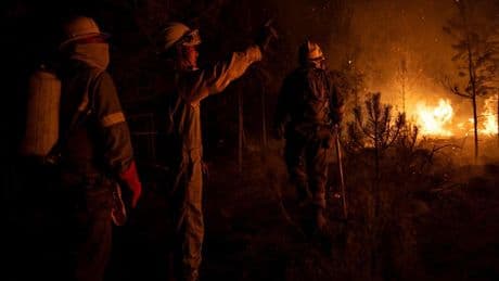 El fuego da un respiro pero aún hay 13 incendios activos de alto riesgo: ha habido 42 detenidos y 33.332 evacuados hasta ahora