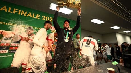 Nach DFB-Pokalsieg: Sektdusche für Hoeneß: VfB-Spieler stürmen Pressekonferenz