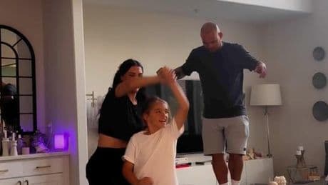 Yolanthe Cabau deelt dansvideo met jarige Wesley Sneijder en hun zoon: ’Liefde die we delen is tijdloos’