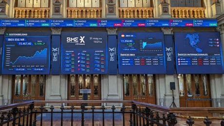 El Ibex 35 defiende los 15.100 puntos pese a los resultados de Nvidia y la incertidumbre política en Europa