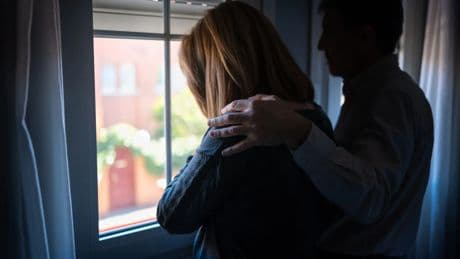 Depresión, ansiedad, estrés... Los jóvenes son más infelices que nunca y el deterioro de su salud mental acaba con la 'curva de la felicidad'