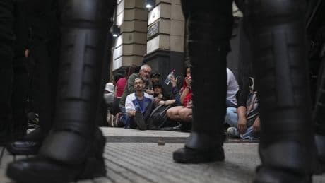 En Argentine, le tour de vis sécuritaire de Javier Milei s’accentue