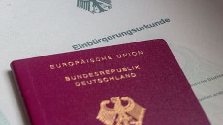 Gesellschaft: Zahl der Einbürgerungen erreicht Höchststand