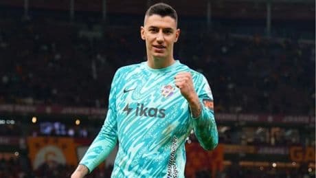 Milli file bekçisi Berke Özer imzayı atıyor!