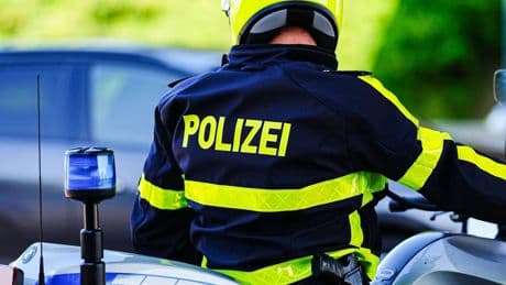Unfall in Tirol: Motorrad kracht in Pkw – Polizist stirbt auf Dienstreise