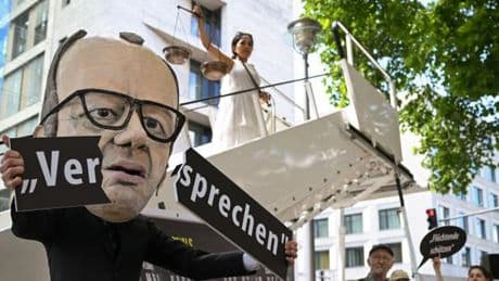 En Allemagne, la décision du gouvernement de suspendre la délivrance de visas humanitaires aux Biélorusses et aux Russes fait polémique