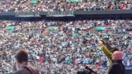 Cade dagli spalti di Wimbledon al concerto degli Oasis e muore. La band: “Scioccati e rattristati”
