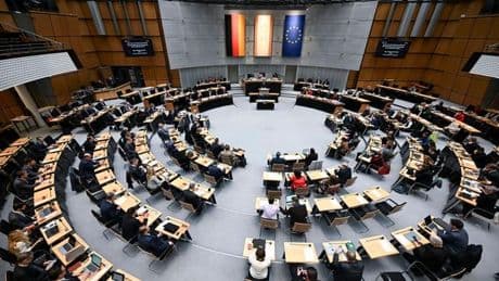 Politische Stimmung: Umfrage: Keine Mehrheit für CDU und SPD