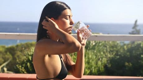 Xevi Verdaguer, psiconeuroinmunólogo sobre si es malo beber agua antes de las comidas: "No reduce el ácido"