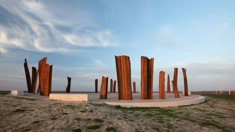 Metalhenge Bremen ist Aussichtspunkt und Kunst – das andere Stonehenge