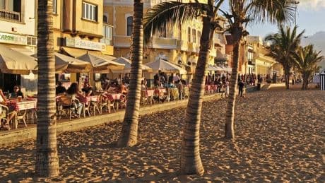 Cobran la propina sin avisar en una terraza y desatan la polémica en redes
