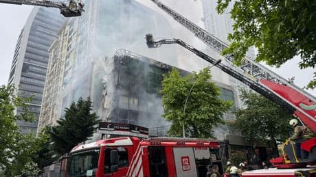 Esenyurt'ta bir binada yangın: 132 dairelik bina boşaltıldı