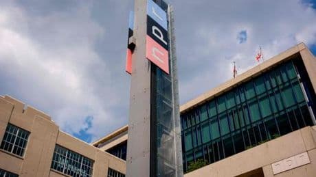 Etats-Unis : la directrice de l’information de la radio publique NPR démissionne, peu après la coupe des financements par l’administration Trump