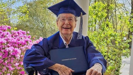 Universität Maine: 88-Jährige erhält mit mehr als 60 Jahren Verspätung ihre Abschlussurkunde