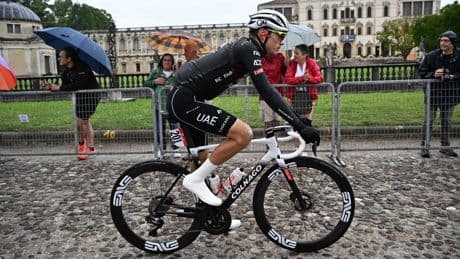 Juan Ayuso se descalabra en la etapa reina y dice adiós a sus opciones en el Giro de Italia