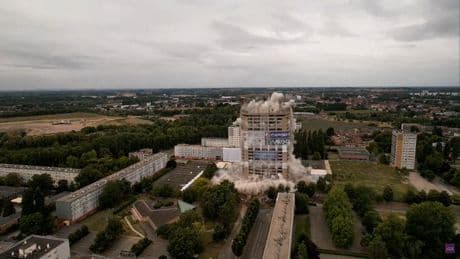 800 kilos d’explosifs, nuage de poussière… Les images impressionnantes du foudroyage d’une tour résidentielle de 95 mètres de haut près de Lille