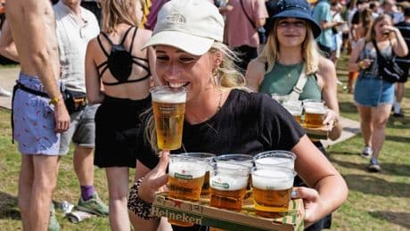 Vier euro voor een biertje en peperduur ticket: prijzen festivals rijzen pan uit, zo hou je het wél betaalbaar