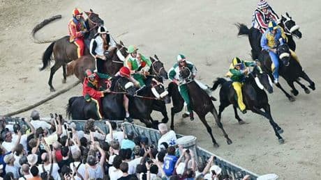 Palio di Siena, mercoledì 2 luglio la prima gara: a che ora inizia e dove vederla in chiaro (tv e streaming)