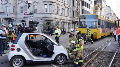 Stuttgart: Stadtbahn schleift Auto mehrere Meter – Frau eingeklemmt