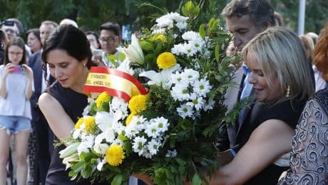 Feijóo remata su día contra Sánchez con dos nuevos compromisos en el homenaje a Miguel Ángel Blanco