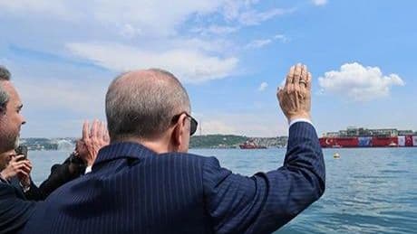 İstanbul Boğazı'nda tarihi an! Erdoğan, 'Osman Gazi'yi Karadeniz'e uğurladı