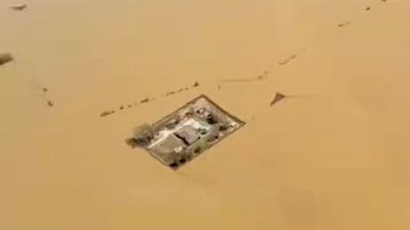 Familie trotzt Flutkatastrophe in den USA - Alles unter Wasser, nur dieses Haus nicht!