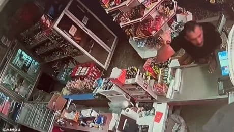 Eriyen dondurmanın iadesini kabul etmeyen market sahibi, palayla saldırıya uğradı