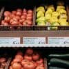 Plus de 30% des fruits et légumes consommés en Suisse contiennent des traces d'additifs de pneus, "même dans des lieux très éloignés du trafic routier"