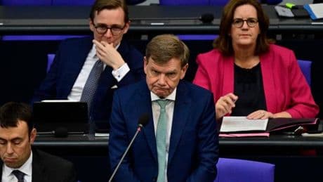 „Nutzen sie diese Fragestunde nicht für ihre propagandistischen Zwecke“, sagt Wadephul zum AfD-Mann