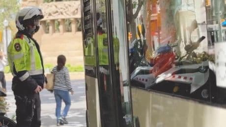El TSJC prohíbe subir a ningún autobús a dos de los 28 detenidos por 133 robos en Barcelona