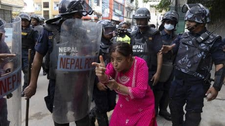 Impresionantes imágenes del levantamiento juvenil contra el veto de las redes sociales en Nepal