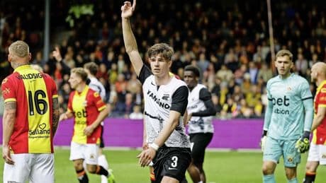 Go Ahead Eagles blaft, maar veelbesproken AZ-verdediger Wouter Goes bijt, scoort, wint én krijgt rood in de Adelaarshorst