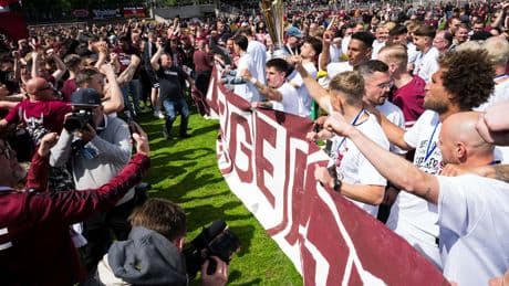 Fans feiern Landespokalsieg mit Platzsturm - BFC Dynamo stürmt in den DFB-Pokal!
