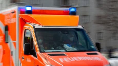 Mysteriöser Sturz: 30-Jährige stürzt aus drittem Stock - schwer verletzt