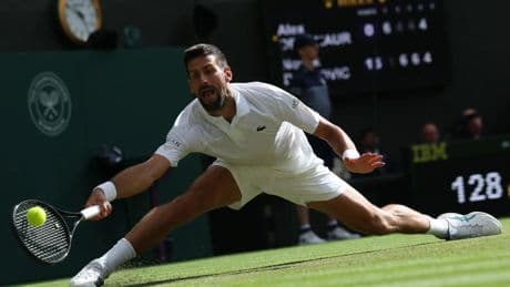 Novak Djokovic evita una debacle en Wimbledon: remontada ante De Miñaur y billete sellado para los cuartos