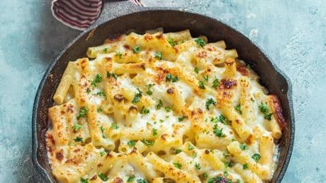Mac and cheese lovers will adore this 530-calorie 'super greens' recipe