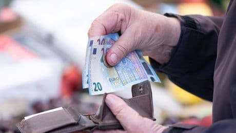Analyse von Kontodaten: Frauen kommen mit der Inflation besser klar als Männer