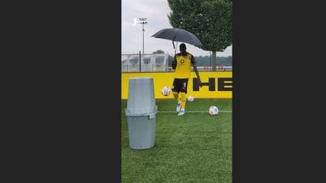 Wie macht er das denn? - Bundesliga-Star trickst mit Regenschirm