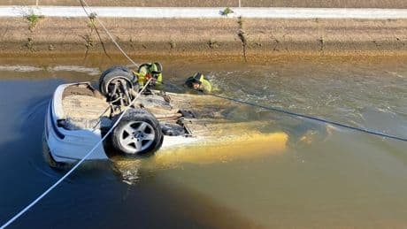 Hallan a tres jóvenes muertos en el interior de un coche caído a un canal en Huelva