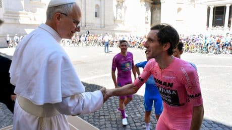 Hasta el Papa bendice a Simon Yates, espléndido ganador del Giro de Italia